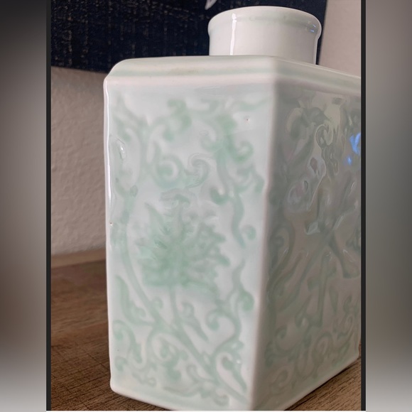 Beautiful Chinese Celadone glaze vase with lid. - Picture 3 of 8